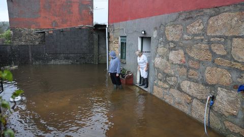 Casas anegadas en Pazos, tras el desbordamiento del ro Sar 