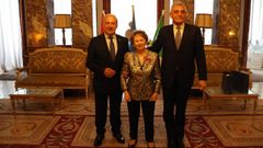  Manuela Sez tras recibir la condecoracin de manos del embajador Giuseppe Buccino Grimaldi (a su derecha). A su izquierda, el alcalde de Monforte y presidente de la Diputacin lucense, Jos Tom