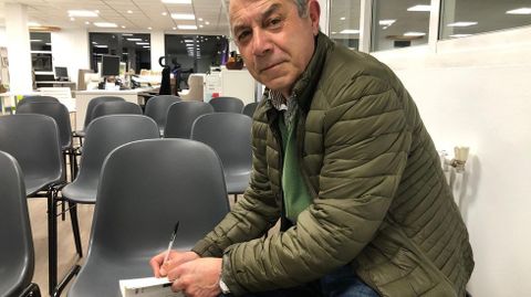 Cabeza Quiles, en imaxe de arquivo remitida por el mesmo, asinando unha obra 