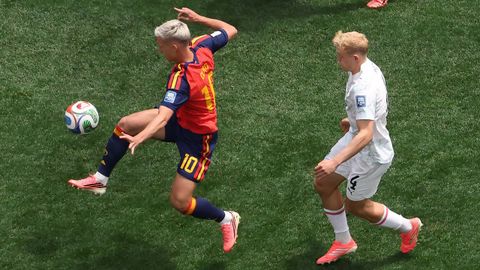 Dani Olmo controlando el bal�n ante la presi�n de Schlager