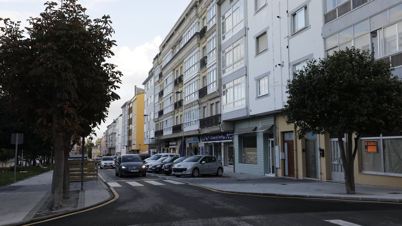 Ilesa tras chocar contra tres vehículos aparcados en el centro de Burela