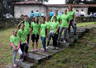 <span lang= gl >Iniciativa Xoven</span>. Este conxunto de rapaces, formado recentemente, reuniuse nas romar�as de Sanmamede e San Lourenzo para a estrea e posta en marcha das actividades de ver�n. 