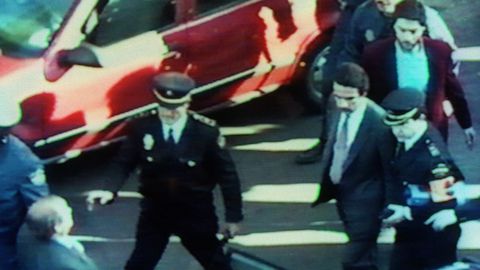 El presidente del PP, José María Aznar, tras el atentado coche-bomba perpetrado por ETA en Madrid, se dirige al vehículo que le trasladará a la Clínica Rúber para someterse a una revisión médica.