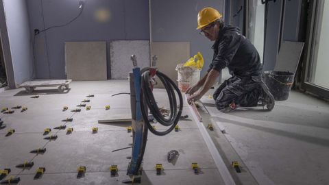 Un operario trabaja en la colocaci�n del suelo