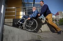 Un usuario trata de acceder sin �xito al mercado municipal de Perillo. 