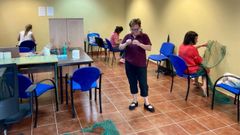 Pruebas de acreditaci�n de competencias para obtener el certificado de profesionalidad de rederas en Portos�n, con parte de las aspirantes, evaluadas por una comisi�n del CIFP Universidade Laboral de Culleredo