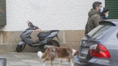 Una motocicleta estacionada en una calle del centro de Ferrol