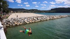 Un menor se zambull&iacute;a desde el puente nuevo de Cedeira, el s&aacute;bado, con la playa de A Magdalena al fondo