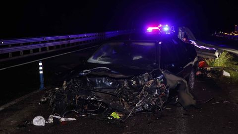 Accidente de un cami�n y de un turismo que obliga a cortar la A-6 en Baralla