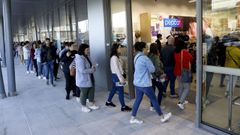 Cola de clientes en la apertura de la primera tienda de Pepco en Santiago de Compostela