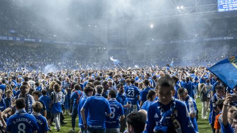 La afición del Real Oviedo celebra el ascenso a Primera División