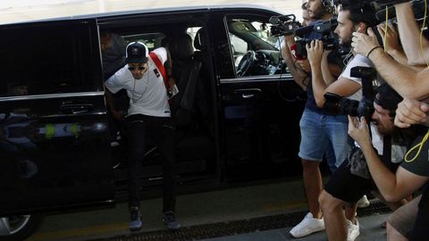 Neymar a su llegada al aeropuerto de la Ciudad Condal para embarcarse en un vuelo a Par�s