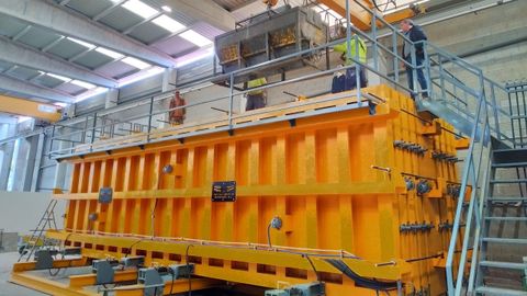 La constructora López Cao invirtió 200.000 euros en la máquina que fabrica los tabiques de hormigón aligerado desarrollados por el consorcio formado con Naos, GalaiControl y la UDC. El nuevo sistema adelanta el fin de las paredes de ladrillo y la llegada del hogar digital
