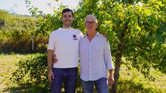 Brais Varela y su padre, Manolo, en su plantaci�n de manzanas de Nara�o