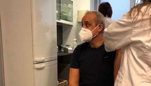 Manuel Antonio Fernández, profesor del centro educativo de Montirón, recibe la primera dosis en el HULA