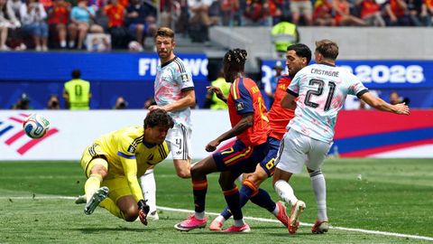 Momento en el que Merino patea la pelota para marcar el 2-1 ante B�lgica.