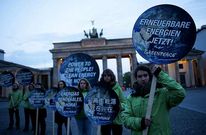 Miembros de Greenpeace pidiendo en Berl�n el uso de energ�as renovables.