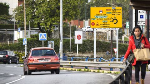 Trfico de salida de Pontevedra por el puente de A Barca, este martes
