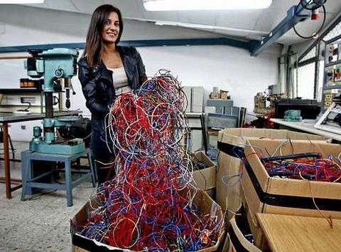 Susana M�guez en uno de los talleres del ciclo en el que estudia, en el IES Mart�n Sarmiento.