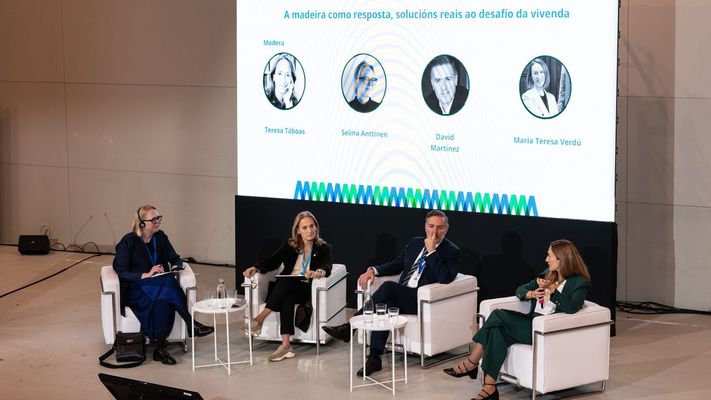Participantes en una de las mesas de debate de Pi�eiros sobre el futuro de la madera en la construcci�n 