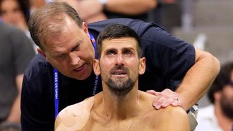 Novak Djokovic, atendido durante su partido ante Mariano Navone