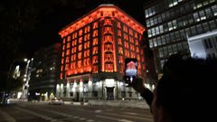 Decenas de personas disfrutaron del espectculo de luz y color que ilumin el emblemtico edificio, que en su da fue el ms alto de Espaa