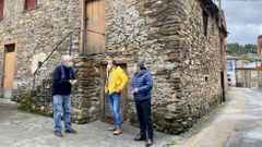 El alcalde de A Pobra do Broll�n, en el medio, con mascarilla en una reciente visita al edificio del futuro albergue para peregrinos