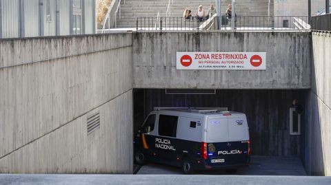 Los detenidos llegaron al juzgado en un furgón de la Policía Nacional.