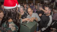 Los mayores, de baile navide�o en el Pazo da Cultura carball�s