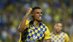 Nick Blackman celebra su gol con el Maccabi