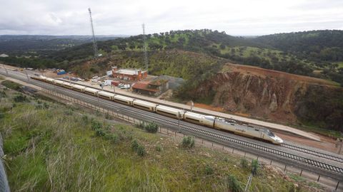 LOS TRENES VOLVIERON A PASAR POR ADAMUZ. Ha vuelto la conexi�n ferroviaria entre Madrid y Andaluc�a. El martes se recuper� la conectividad entre la capital y Sevilla y Huelva, y ayer ocurri� lo mismo con M�laga, aunque la ca�da de un talud en �lora por los recientes temporales obliga a los usuarios a realizar el tramo entre la estaci�n Mar�a Zambrano y Antequera en autob�s. Los pasajeros que transiten por este t�rmino cordob�s pasar�n por el dif�cil tr�mite de ver all� a los tres vagones accidentados del tren Iryo. Salas efe