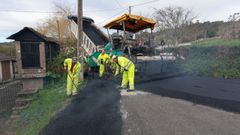 <span lang= gl >Traballos de asfaltado no municipio de Moeche, nunha fotograf�a de arquivo</span>