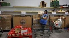 Una voluntaria moviendo mercanca en el almacn del banco de alimentos de Pontevedra.