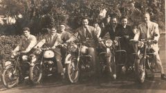 Grupo de amigos en motocicleta por Xuvia, de los que solo se conoce a Francisco Soto (primero por la derecha)