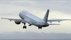 Un avi�n despegando del aeropuerto de Alvedro
