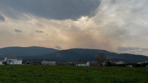  Humo del incendio que puede verse desde Luarca.