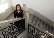 Milena Cort�s, en la escalera de la Facultad de Historia, una de las analizadas en su estudio. 