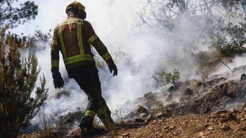 Bomberos act�an ante el incendio originado este mi�rcoles en Gav� (Barcelona), que mantiene a 6.000 personas confinadas, ya afecta una superficie aproximada siete hect�reas.