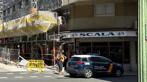 Un coche de la Policía Nacional en el lugar del accidente
