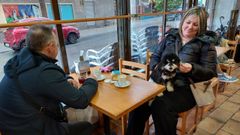 Laura Cullen tomando un caf� junto a su perra, Trufa, en un bar de Ribeira