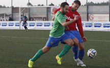 El ordense Souto disputa un bal�n ante el carball�s �lex Canedo. 