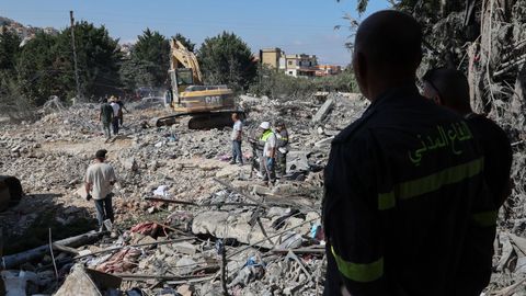 Un grupo de rescatadores en el municipio de Kfar Rumman, al sur del L&iacute;bano.