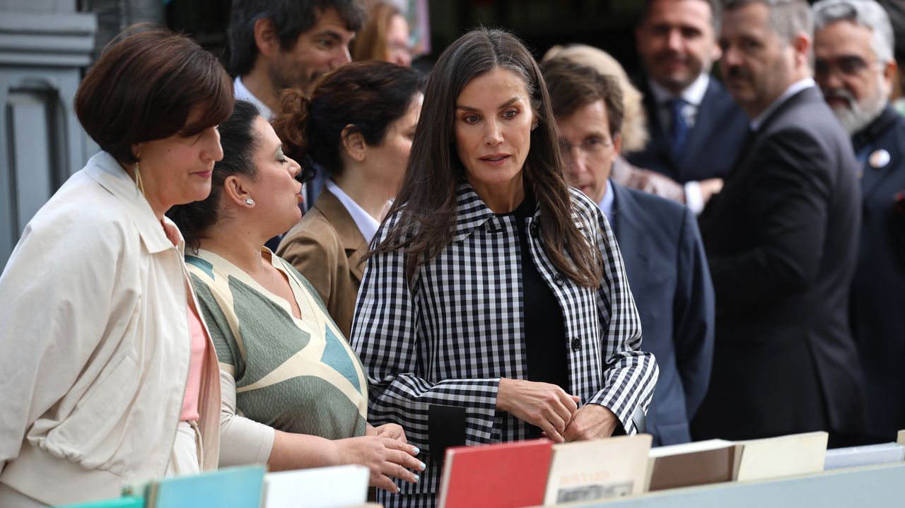 La reina Letizia: «Si alguien me llama viejuna, a lo mejor con razón, pero yo siempre con la radio y con el libro»