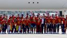La plantilla de la selecci�n espa�ola posa con el t�tulo de campeones del mundo a su llegada a la terminal cuatro del aeropuerto Adolfo Su�rez de Barajas.
