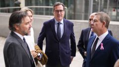 En el centro, el presidente de la CEOE, Antonio Garamendi.