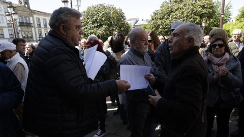 La plataforma ciudadana Transfuguismo non, democracia si se manifest� antes y durante el pleno