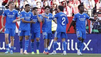 Vinicius (derecha), celebrando junto a sus compa�eros (incluido Mbapp�, que fue titular) su gol al Sevilla.