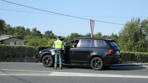 Un guardia civil realizando un control de alcoholemia en Ourense en el marco de la campa�a especial de la DGT