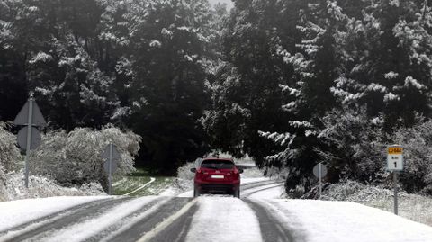 La carretera de Rubin a Cruz do Incio, a las doce del medioda de este viernes