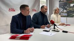 Aitor Bouza, secretario local del PSdeG-PSOE en Santiago; Bernardo Fern�ndez, secretario provincial del partido en A Coru�a; y Patricia Iglesias, diputada socialista en O H�rreo.